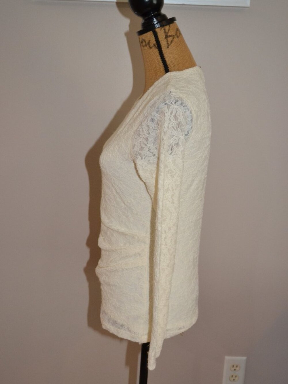 Talbot's New Off white long sleeve lace Overlay Floral Scallop Top, sz Small - Picture 2 of 7